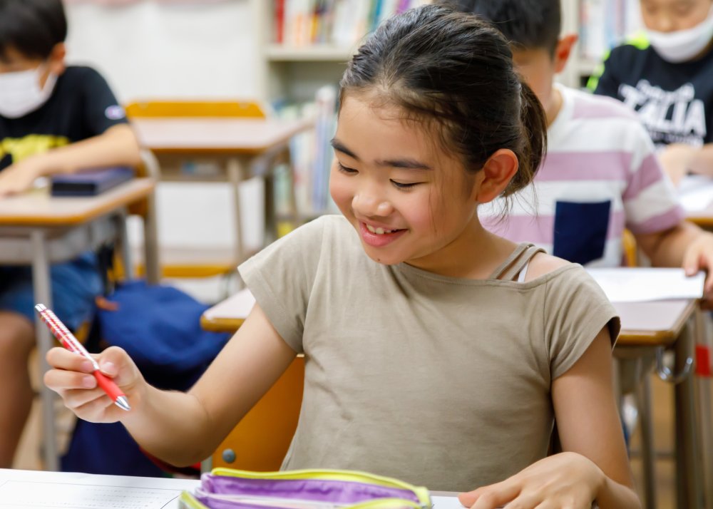 笑顔で学習に取り組む子ども