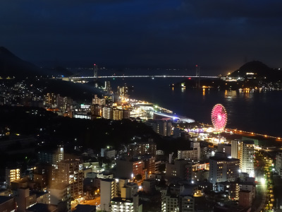 山口県下関の源義経像