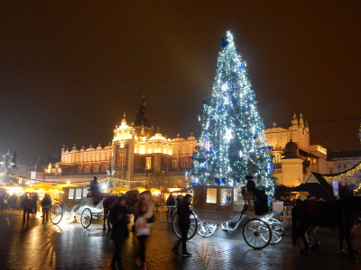 ポーランド、クラクフ中央広場のクリスマス