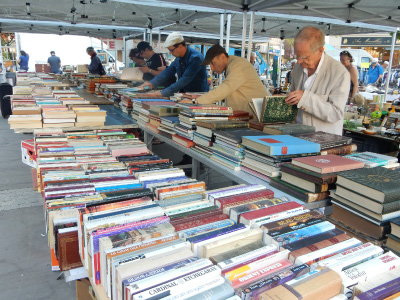パリ市内、蚤の市の古本屋